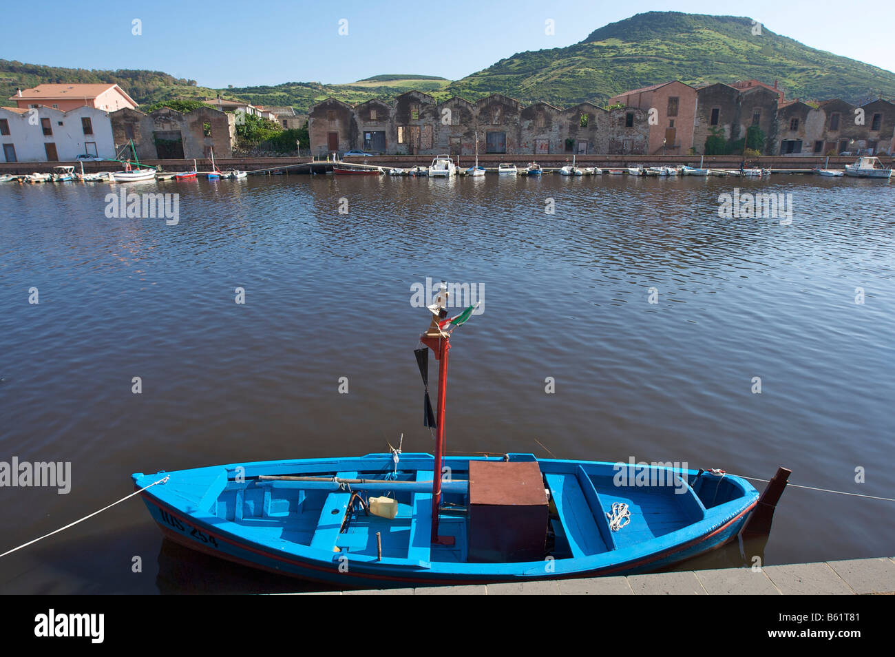 La pesca in barca sul fiume Telmo a Bosa davanti a vecchi edifici di concia, Sardegna, Italia, Europa Foto Stock