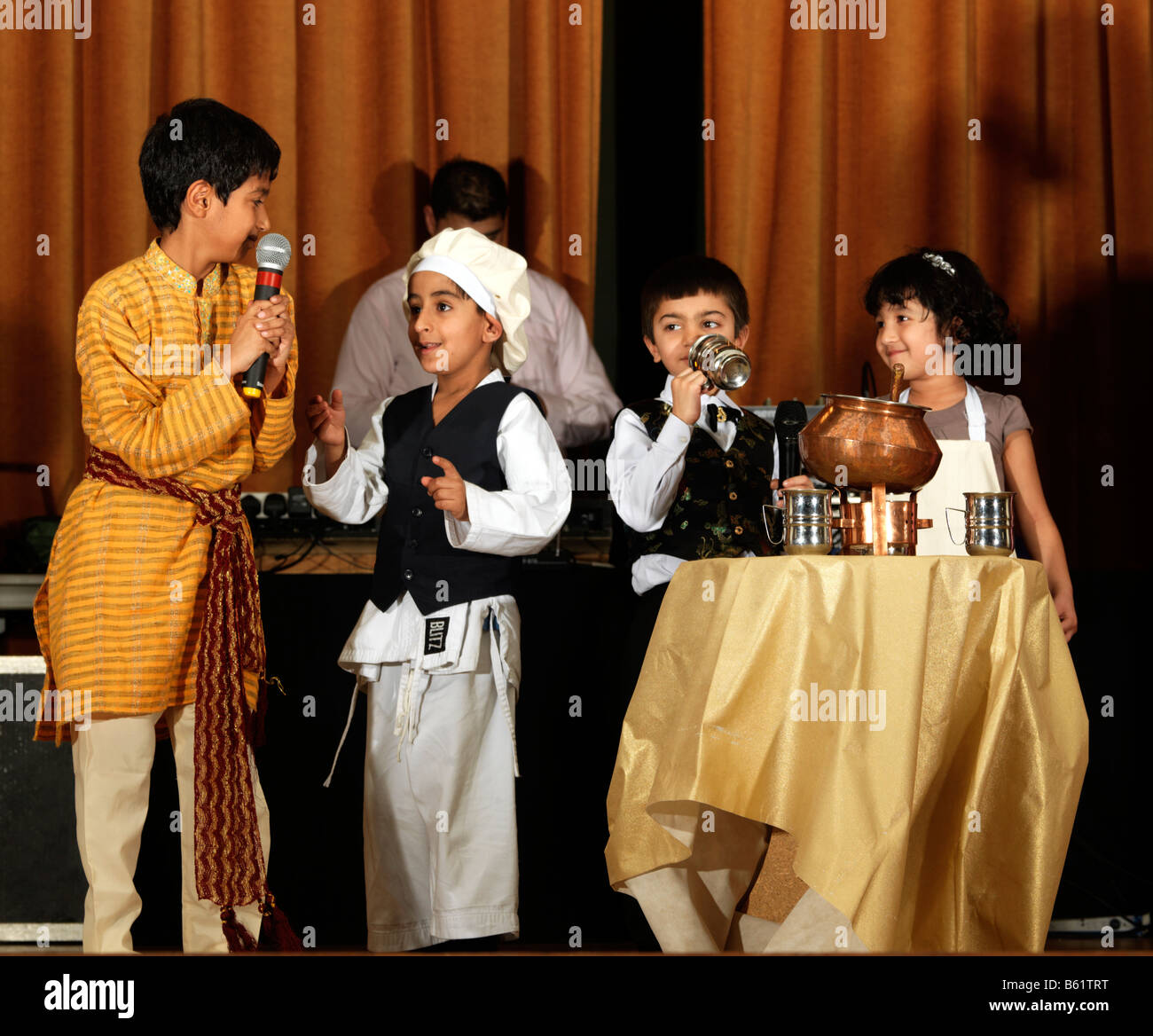 Bambini che si formano sul palco alle celebrazioni di Diwali nel Municipio di Wandsworth Londra Foto Stock