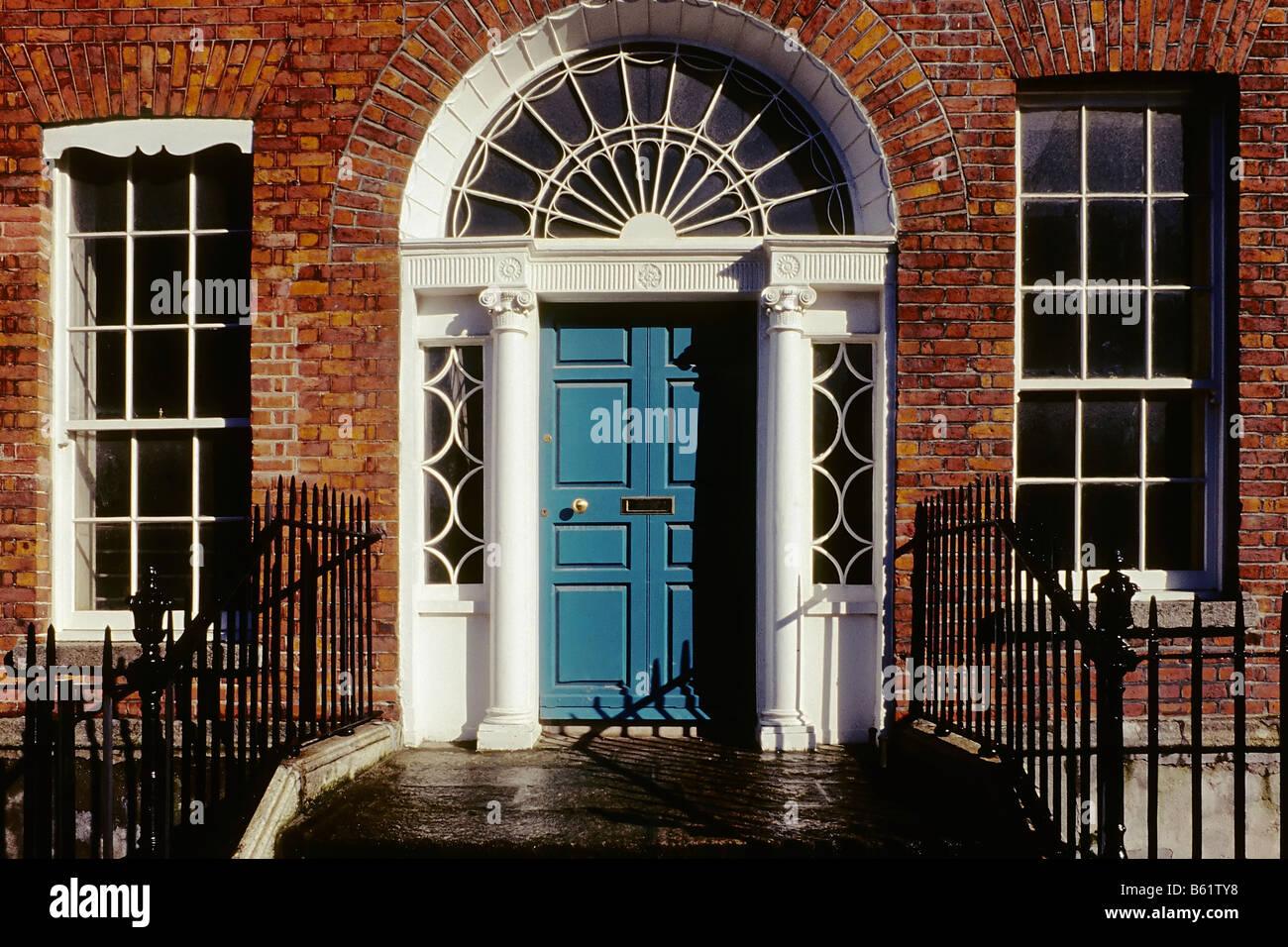 Georgian House ingresso, blue door, Merrion Square, Dublino, Irlanda, Europa Foto Stock