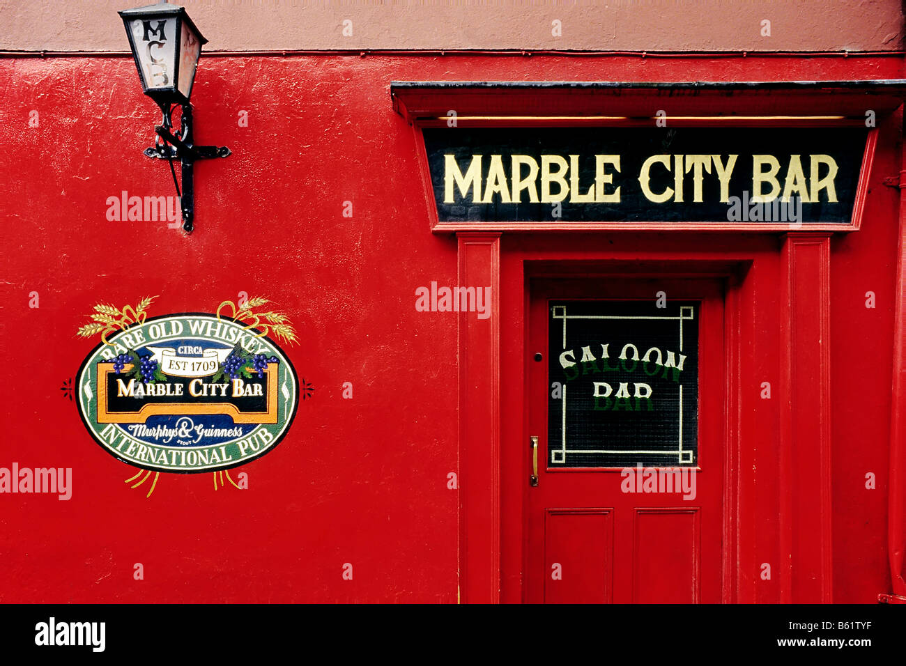 Città di Marmo Bar, vecchio pub, facciata con parete rossa, logo, Dublino, Irlanda, Europa Foto Stock