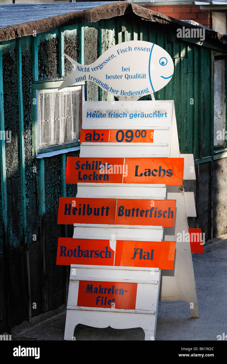 Pesce vendita smokery segno sulla Spiaggia di Bansin resort, isola di Usedom, Meclemburgo-Pomerania Occidentale, Germania, Europa Foto Stock