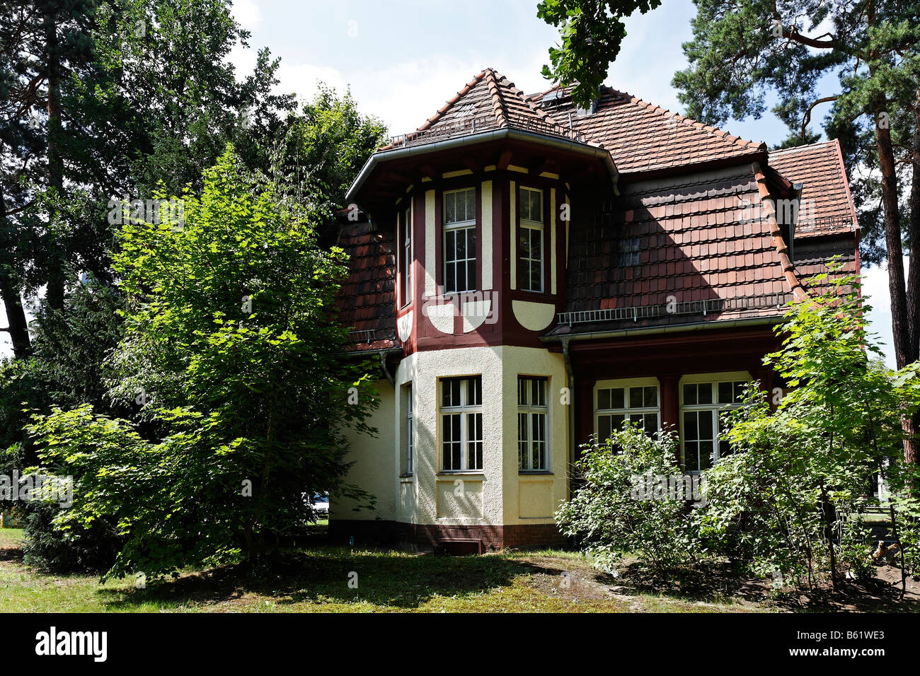 Piccola villa costruita alla fine del secolo, splendidamente rinnovato, Karl-Marx-Strasse, villa colonia di Neubabelsberg, Potsdam, Foto Stock