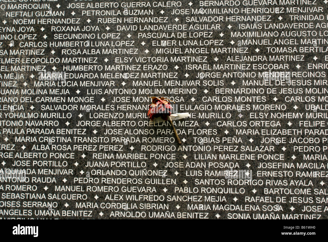 Flower nastrato per il Monumento a la Memoria y la Verdad nel Parque Cuscatl, San Salvador El Salvador Foto Stock