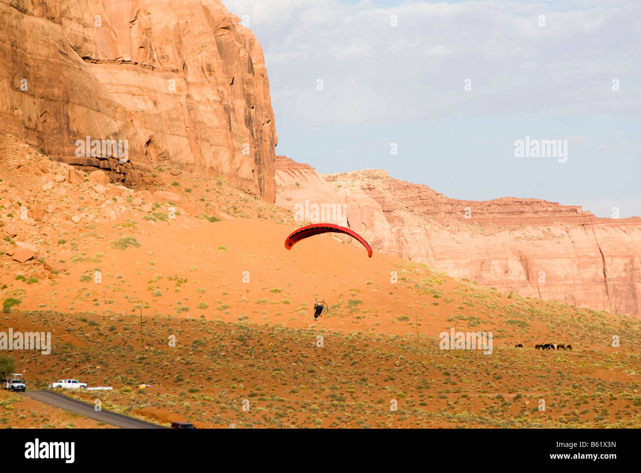 Un powered parapendio in Monument Valley Foto Stock