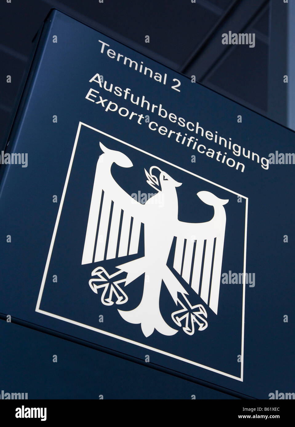 Aquila tedesca su un punto doganale all'aeroporto di Francoforte, Hesse, Germania, Europa Foto Stock