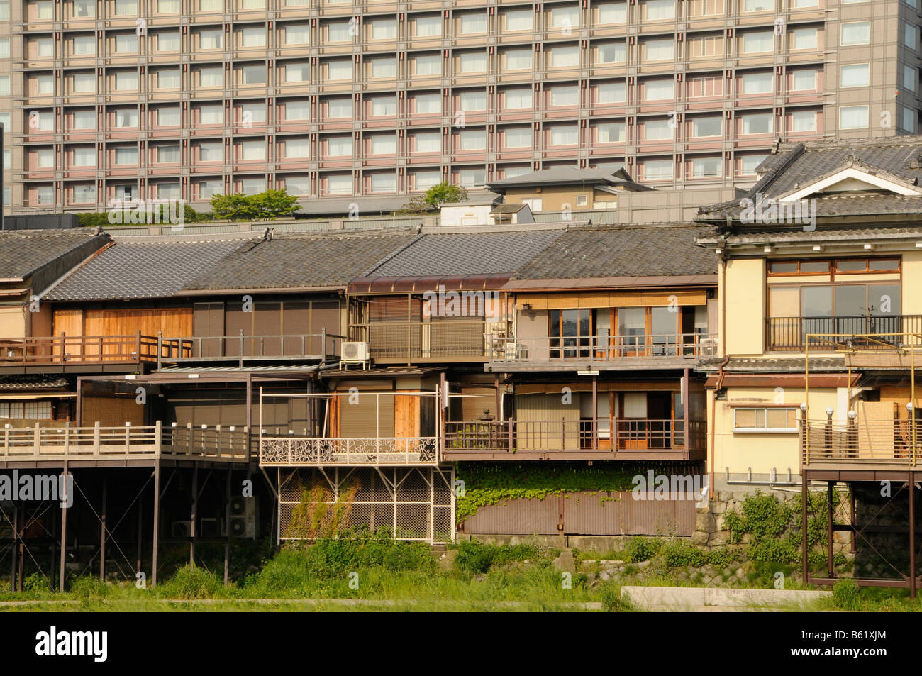 Case tradizionali giapponesi a fronte di un alto edificio di appartamenti, Okura Hotel, centro di Kyoto, Giappone, Asia Foto Stock