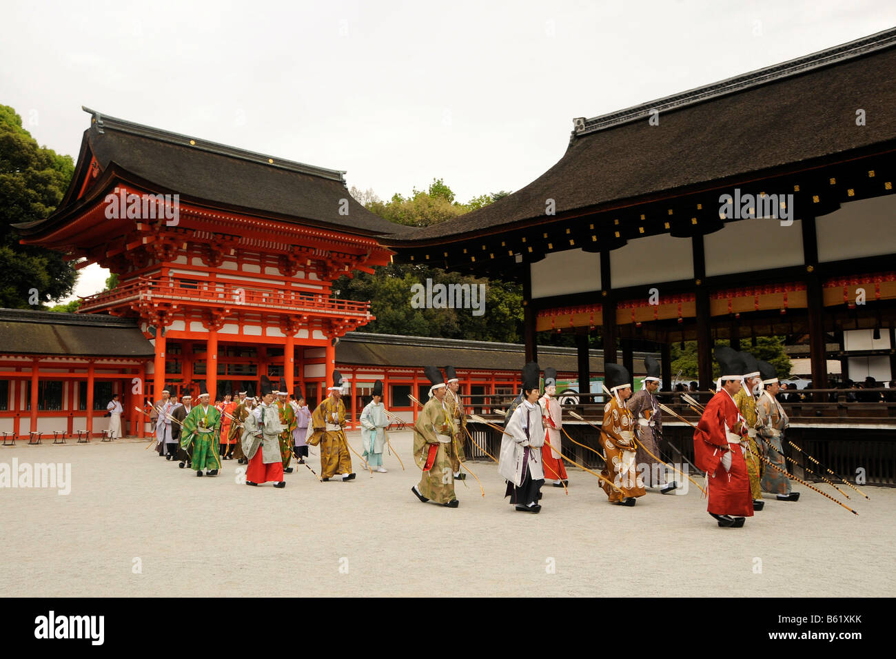 Arcieri rituale durante una cerimonia shintoista nel Santuario Shimogamo, Aoi Festival, Kyoto, Giappone, Asia Foto Stock