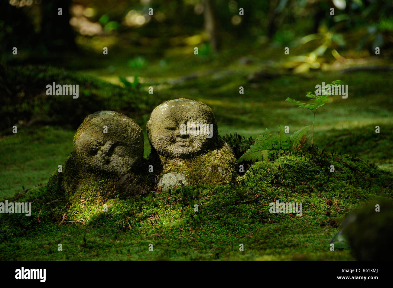 Figura in pietra e un giardino di muschio, Sanzen-nel tempio di Ohara, nei pressi di Kyoto, Giappone, Asia Foto Stock