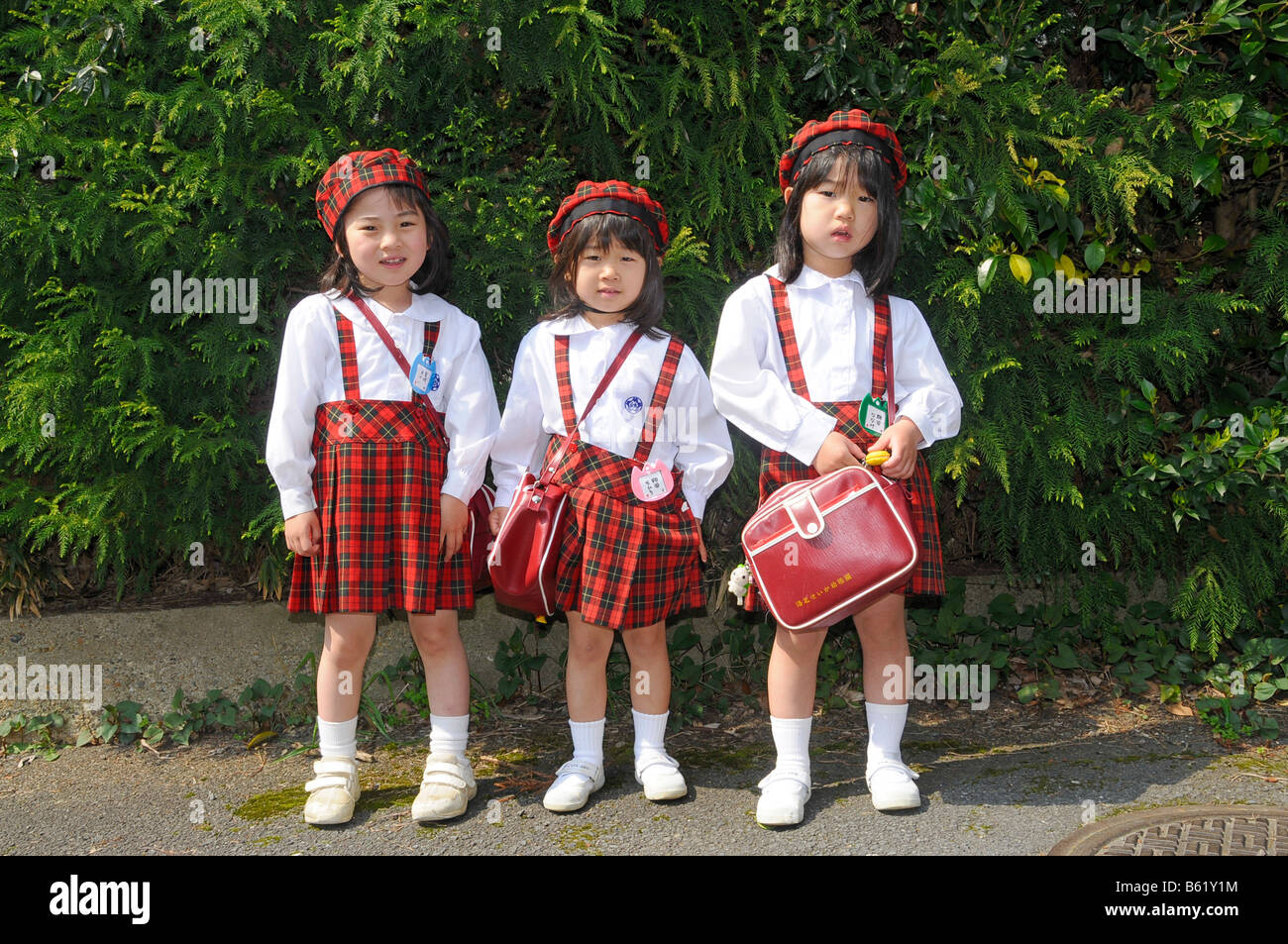 Tre ragazze in uniforme di un elite scuola materna a Kyoto, Giappone, Asia Foto Stock