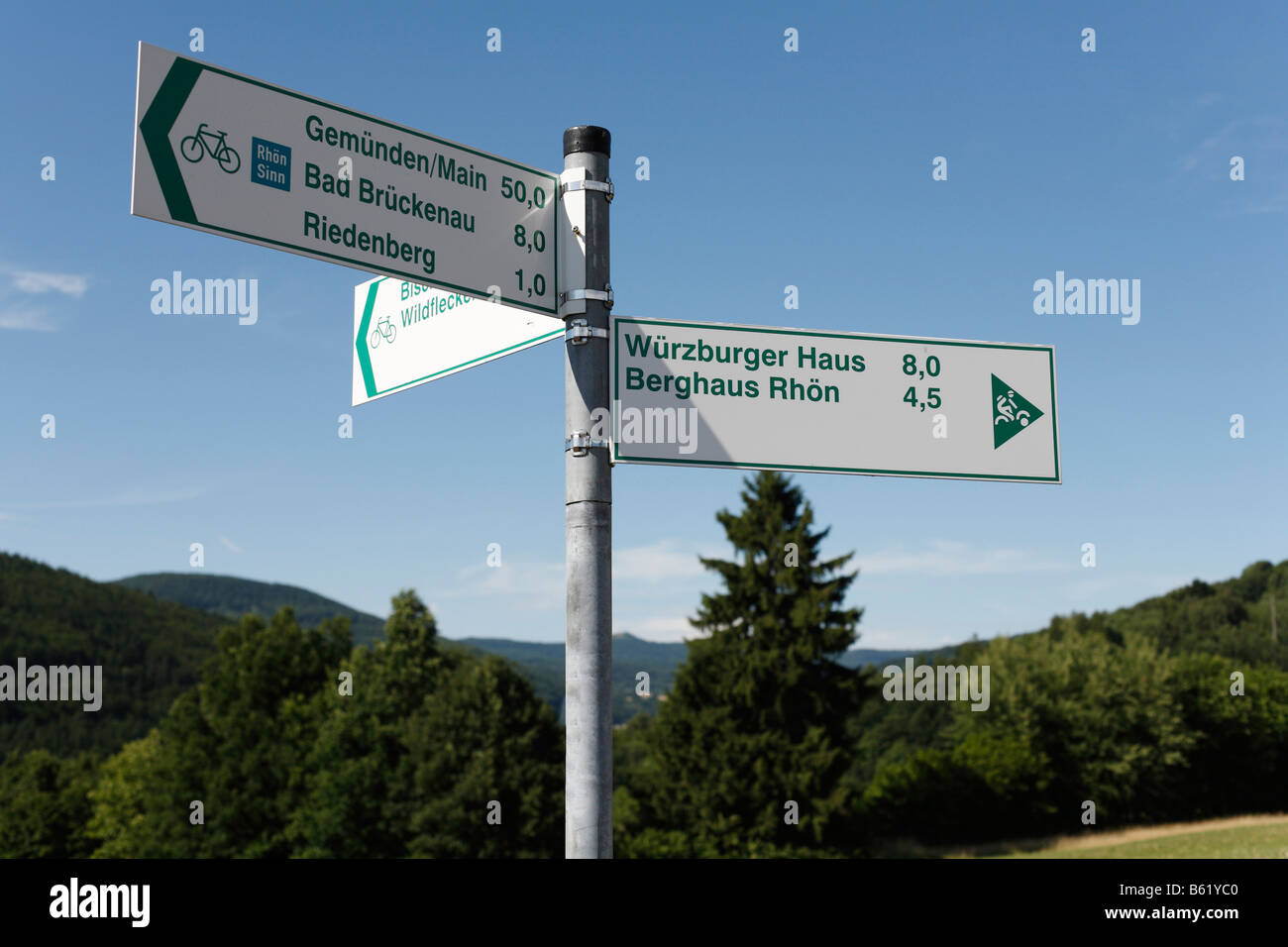 Pista ciclabile Signpost, Schwarze Berge vicino Riedenberg, Rhoen, bassa Franconia, Baviera, Germania, Europa Foto Stock
