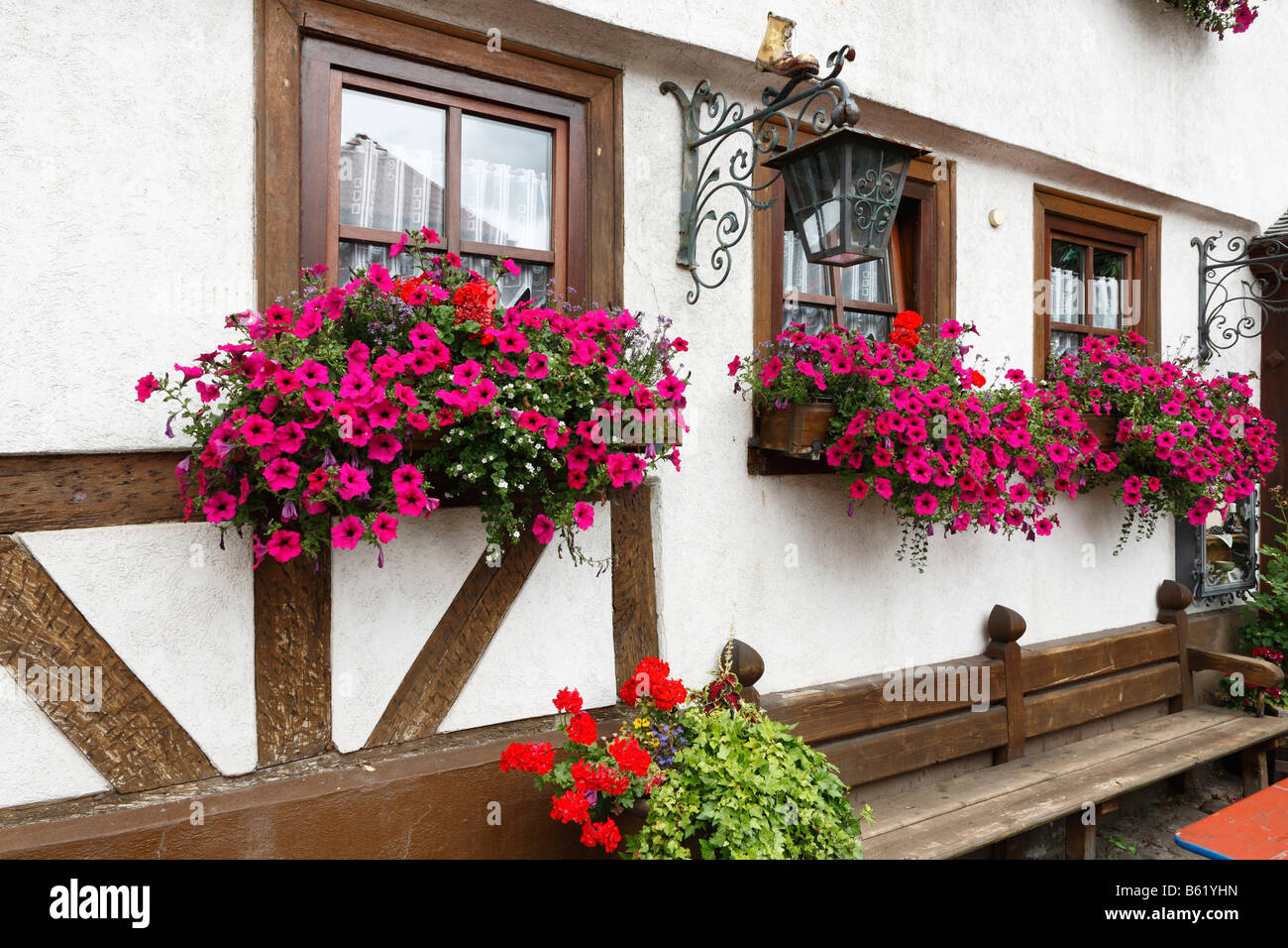 Facciata di un legno a casa, "Zum alten Schuster' ristorante, Bad Brueckenau, Rhoen montagne, bassa Franconia, Baviera, Ge Foto Stock