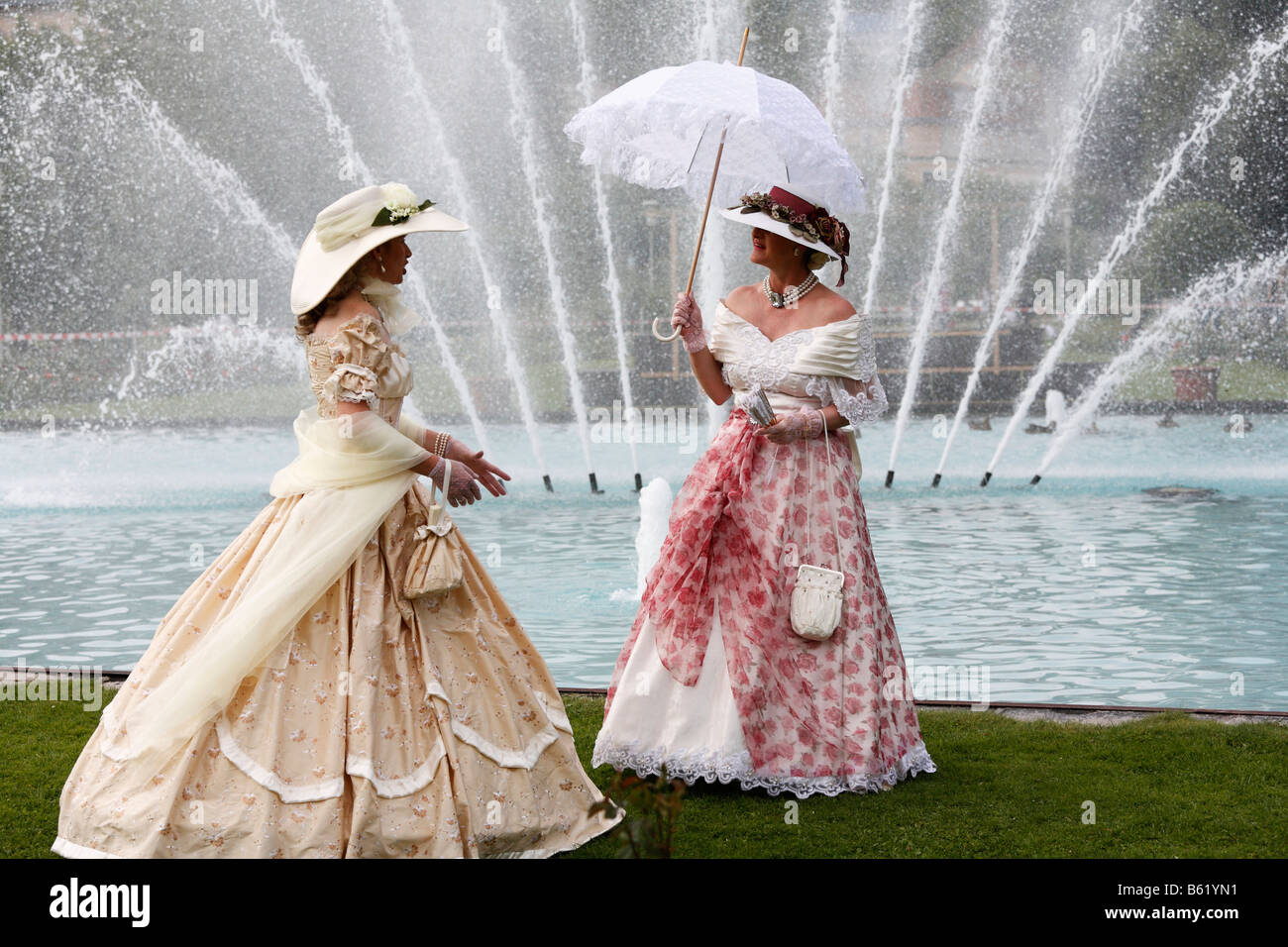 Due donne che indossano costumi storici di fronte a una fontana, Rákóczi-Fest Festival, Bad Kissingen, Rhoen, bassa Franconia, BAV Foto Stock