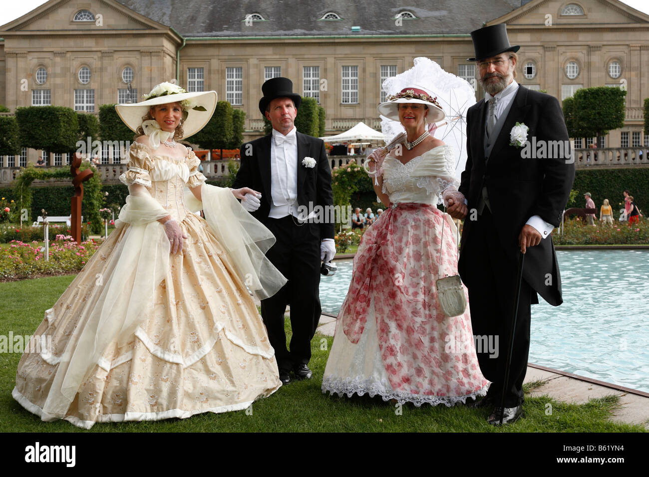 Donne e uomini che indossano costumi storici, Rákóczi-Fest Festival, Bad Kissingen, Rhoen, bassa Franconia, Baviera, Germania, Euro Foto Stock
