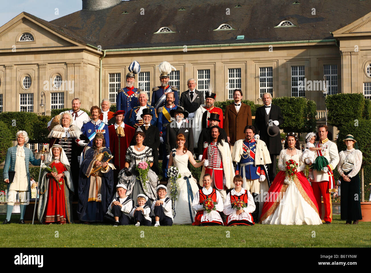 Foto di gruppo di persone che indossano costumi storici nel Rosengarten, Rákóczi-Fest Festival, Bad Kissingen, Rhoen, bassa Franconia, Foto Stock