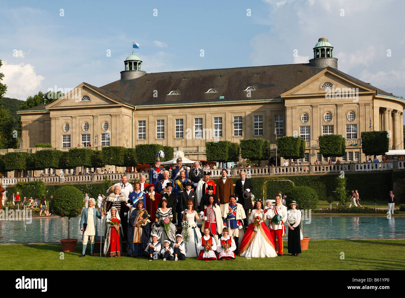Foto di gruppo di persone che indossano costumi storici nel Rosengarten, Rákóczi-Fest Festival, Bad Kissingen, Rhoen, bassa Franconia, Foto Stock