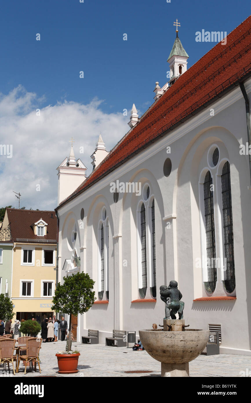 Maria Assunta la chiesa Parrocchiale e la fontana scultura denominata 'Raufende Buben' in Weilheim, Pfaffenwinkel, Alta Baviera, Tedesco Foto Stock