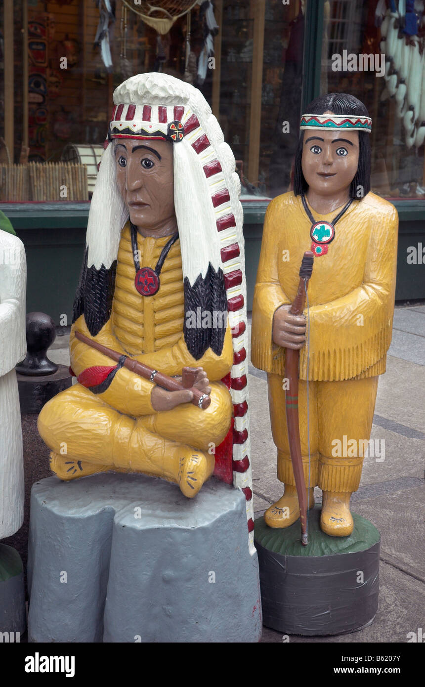 Una scultura in legno di un nativo americano donna e bambino Foto Stock