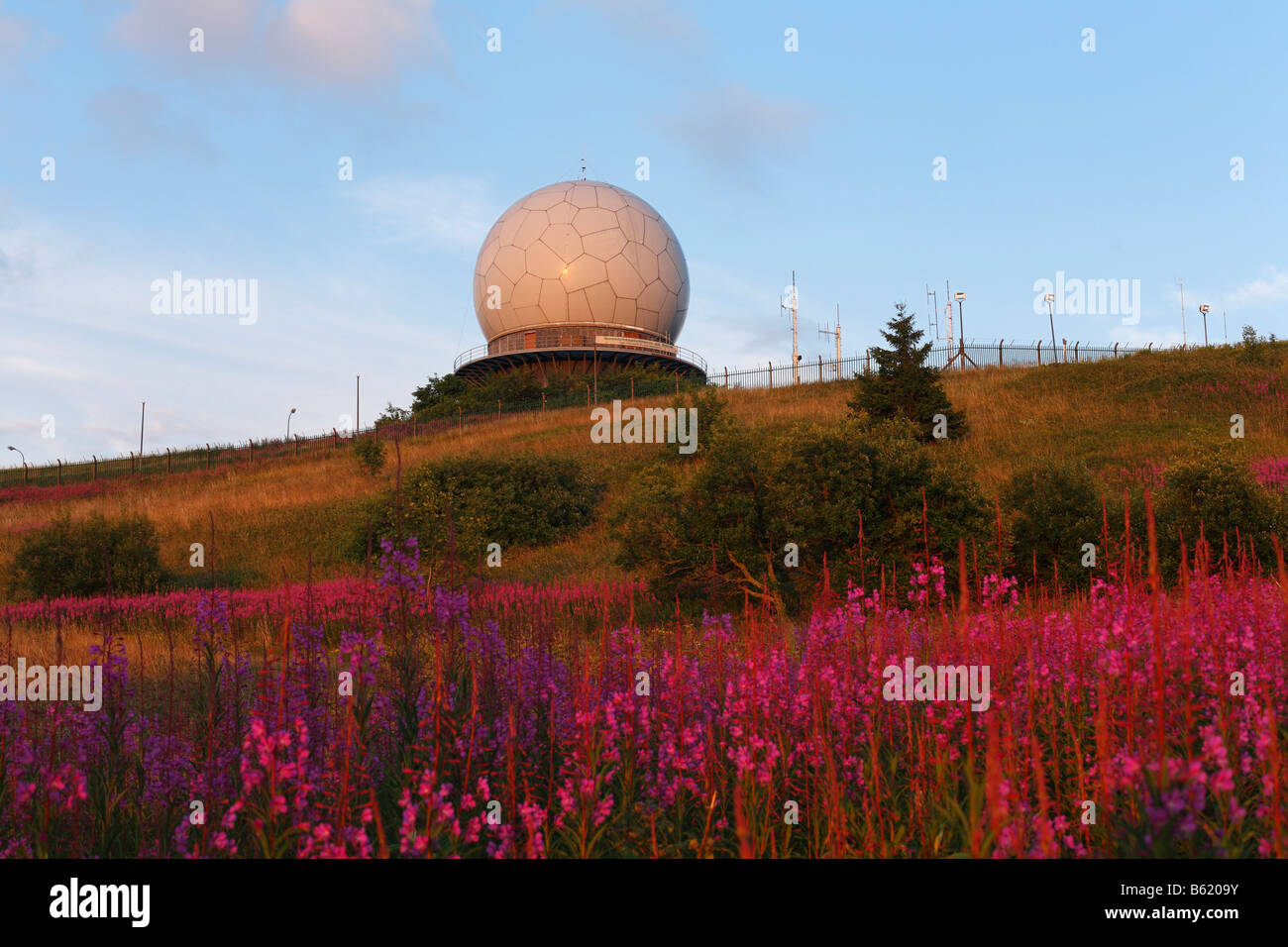Cupola radar e sistemi di antenna sull'altopiano di Wasserkuppe, Rhoen, Hesse, Germania, Europa Foto Stock