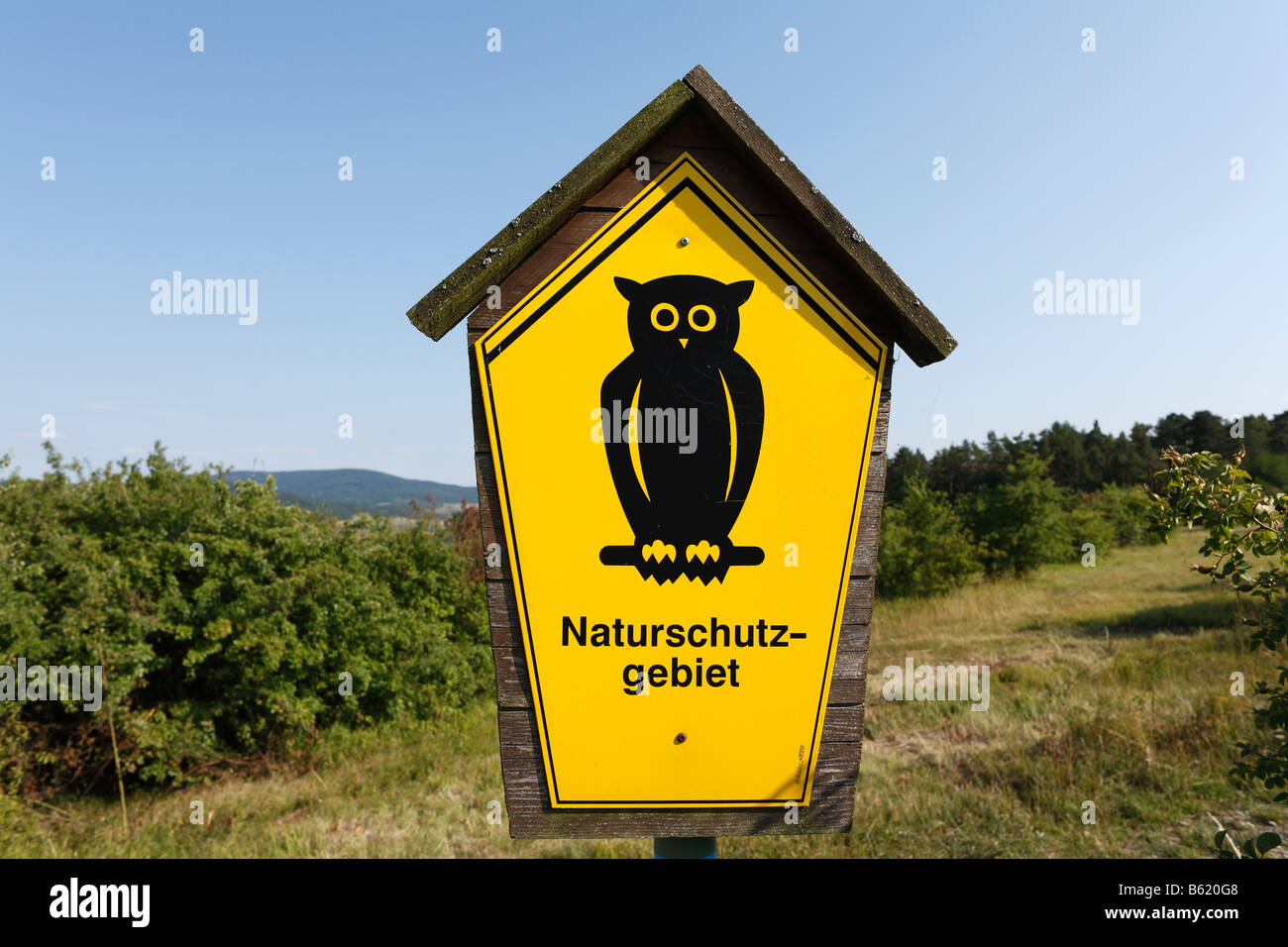 Cartello giallo con il gufo, 'l'area di conservazione", Rhoen, Turingia striscia di confine, Germania, Europa Foto Stock