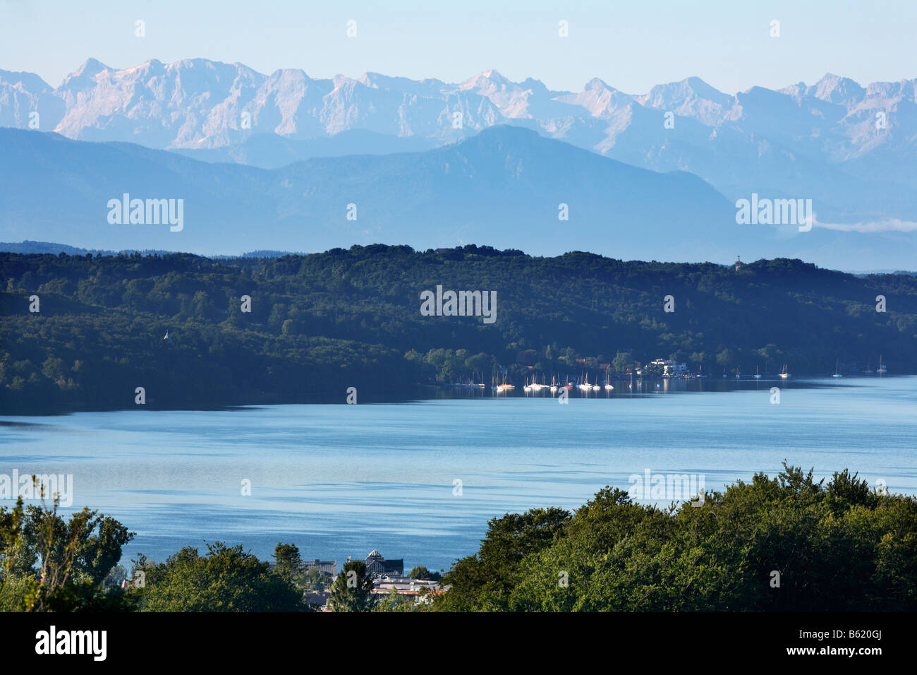 Lago Starnberger con la catena montuosa delle Alpi, vista da Starnberg, Fuenfseenland, Alta Baviera, Germania, Europa Foto Stock