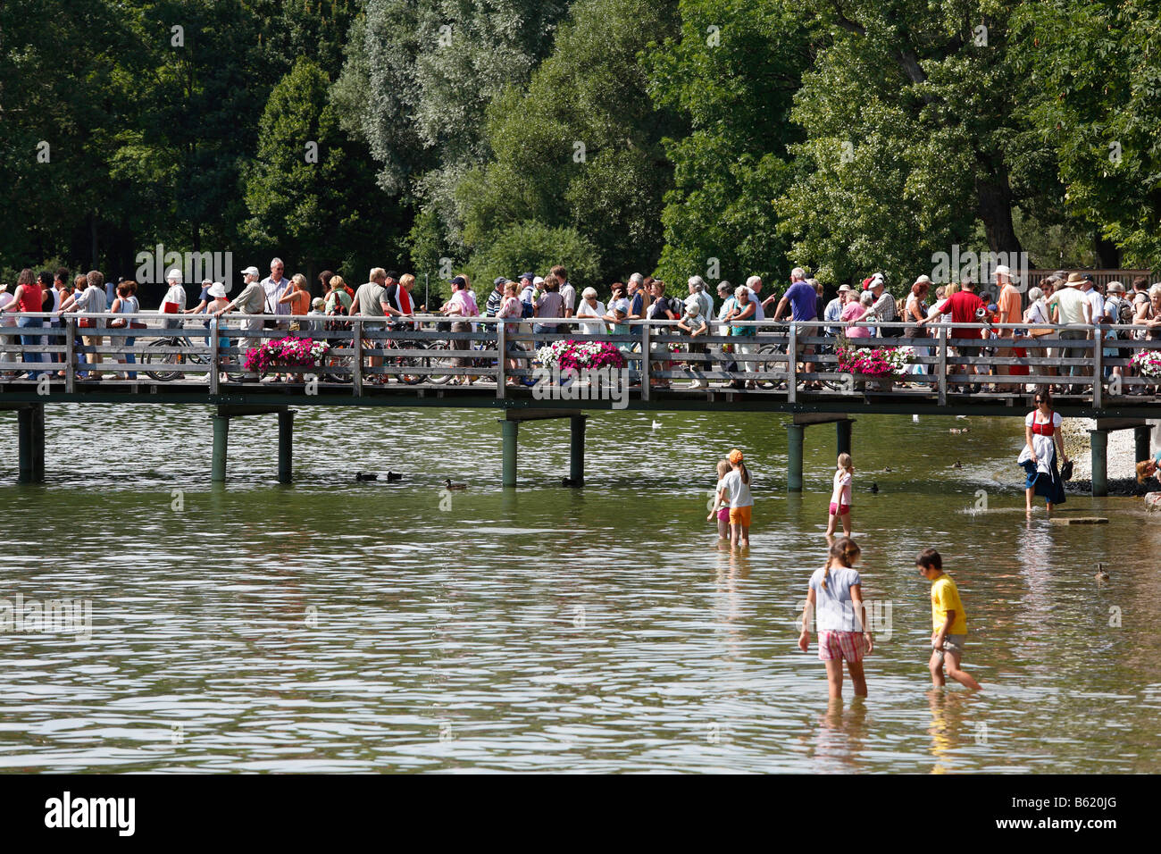 Sistema di cottura a vapore imbarcadero piena di gente in Herrsching sul Lago Ammersee, Fuenfseenland, Alta Baviera, Germania, Europa Foto Stock