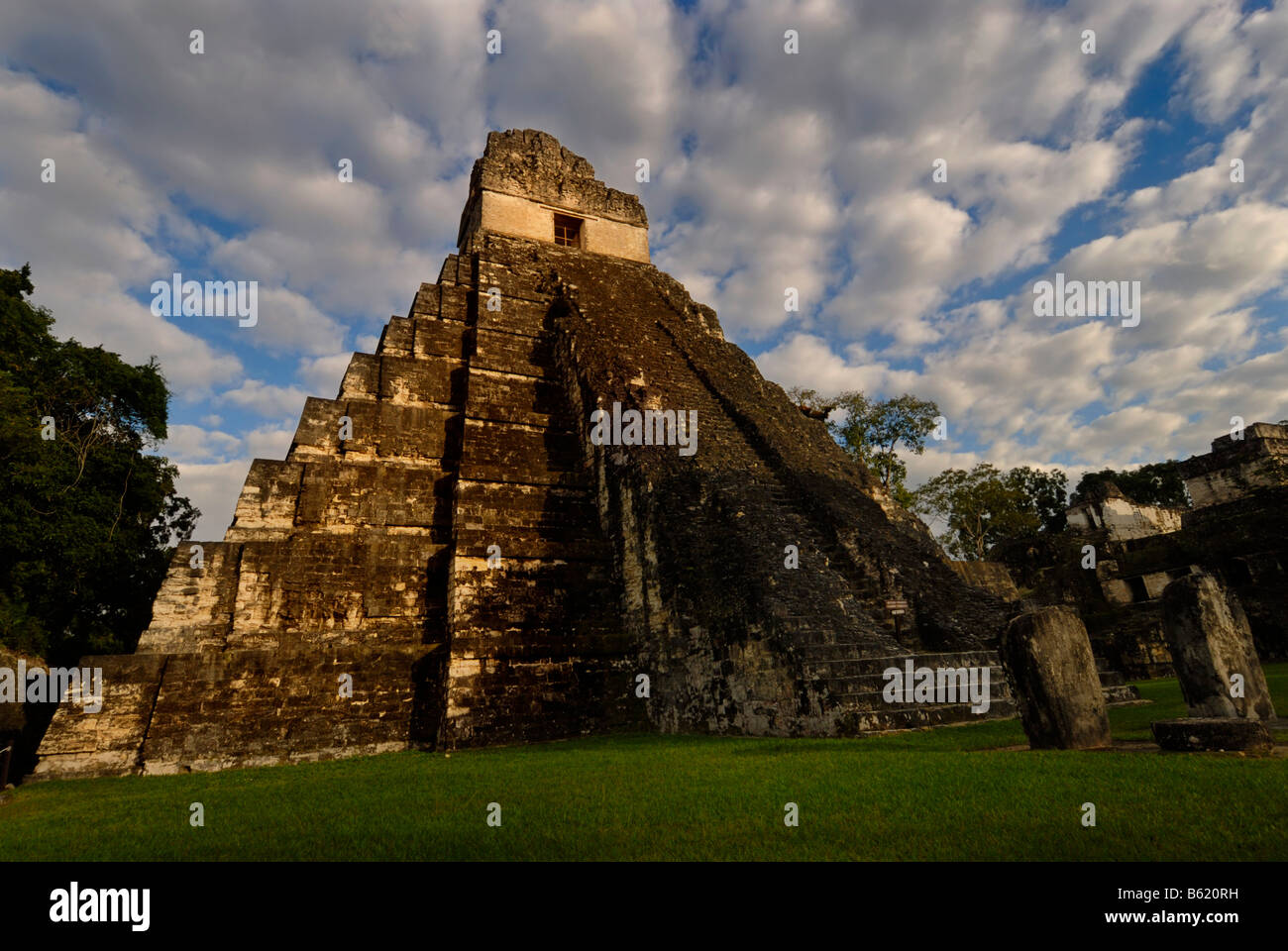 Le rovine maya di Tikal, vista del tempio che io, Jaguar tempio, sulla Gran Plaza, Yucatán, Guatemala, America Centrale Foto Stock