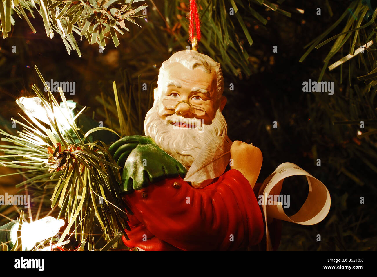 Close up di Santa Claus ornamento su un albero di Natale con luci bianche Foto Stock