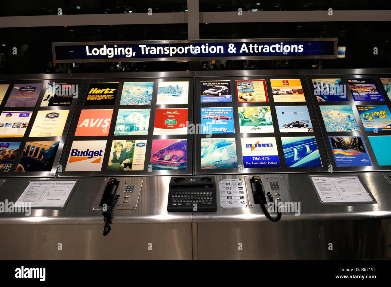 Directory aeroporto display per i viaggiatori Foto Stock