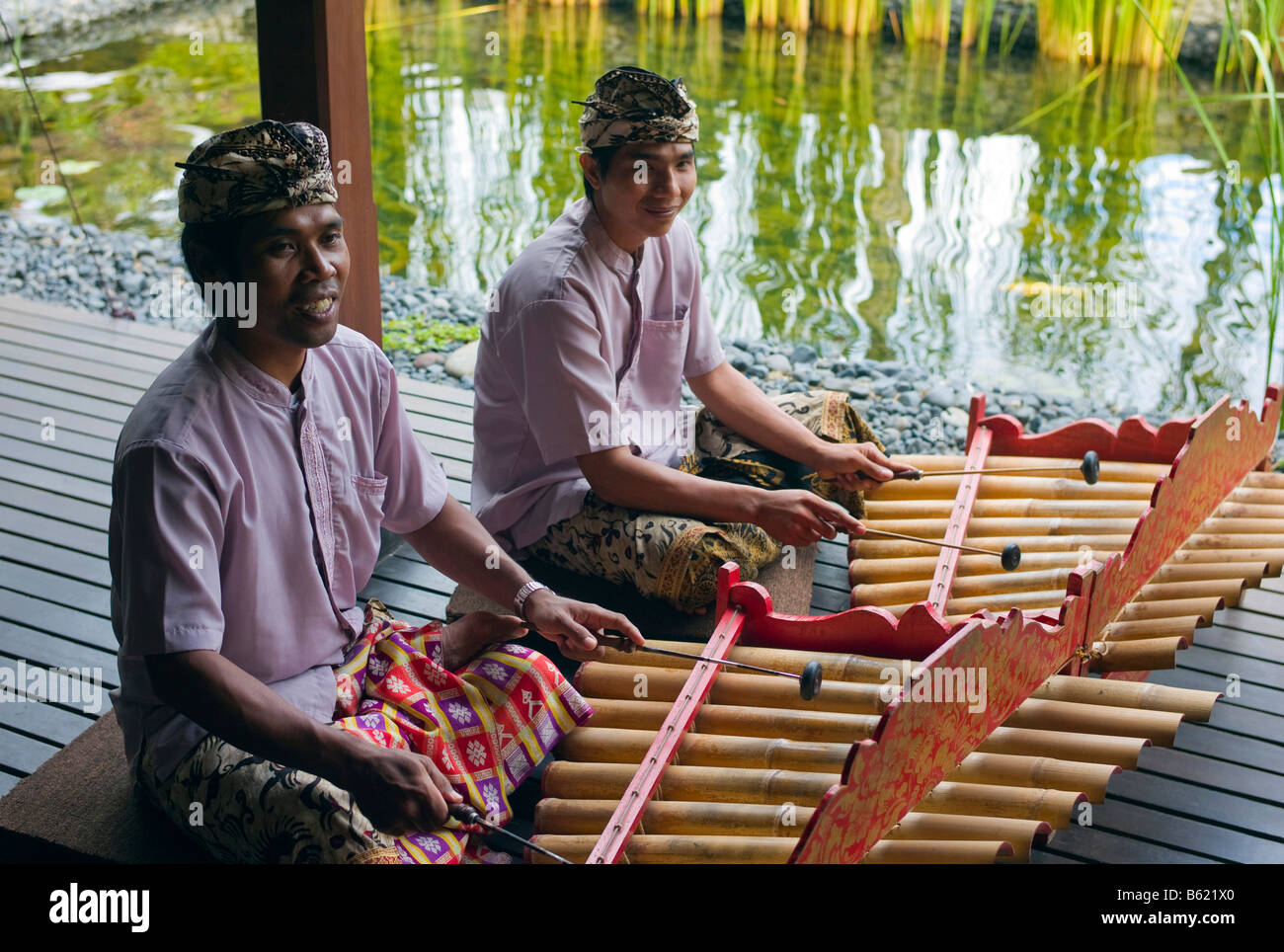 Due musicisti rindik, folklore, Bali, Indonesia, Sud Est asiatico Foto Stock