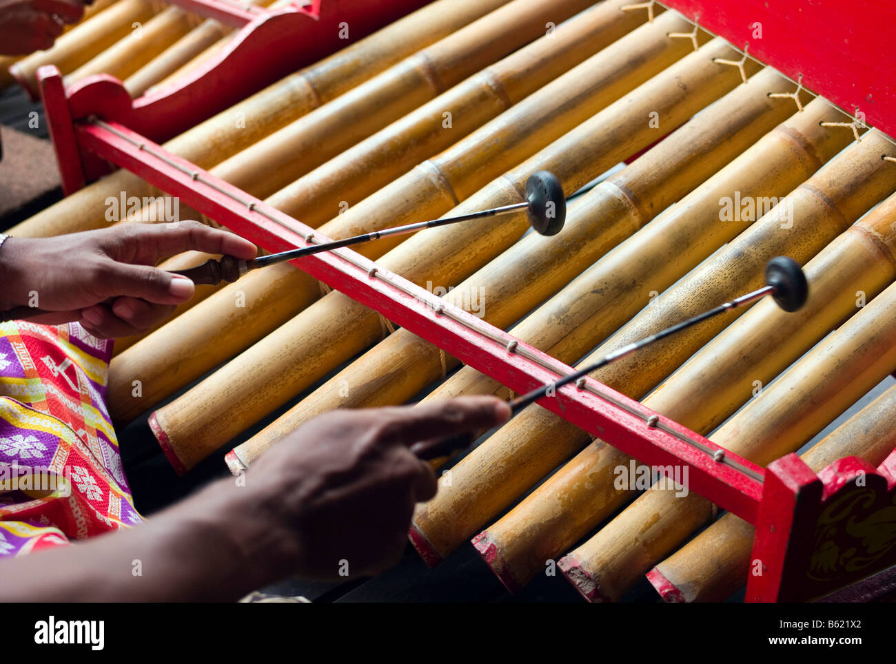 Musicista Rindik, mani e strumento, folklore, Bali, Indonesia, Sud Est asiatico Foto Stock