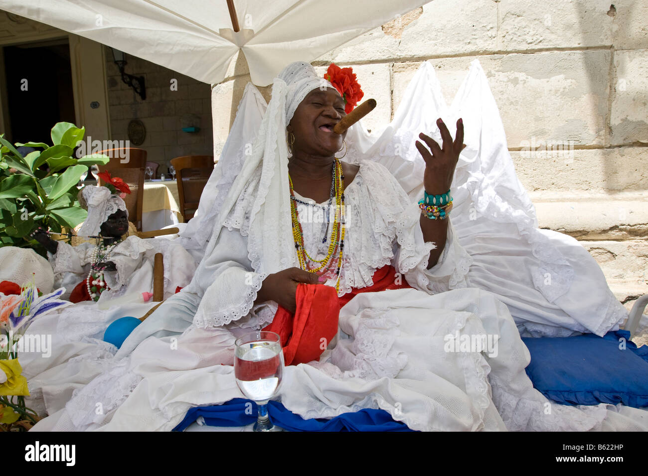 Donna cubana, fortune-teller, con un sigaro, Cuba, Caraibi Foto Stock