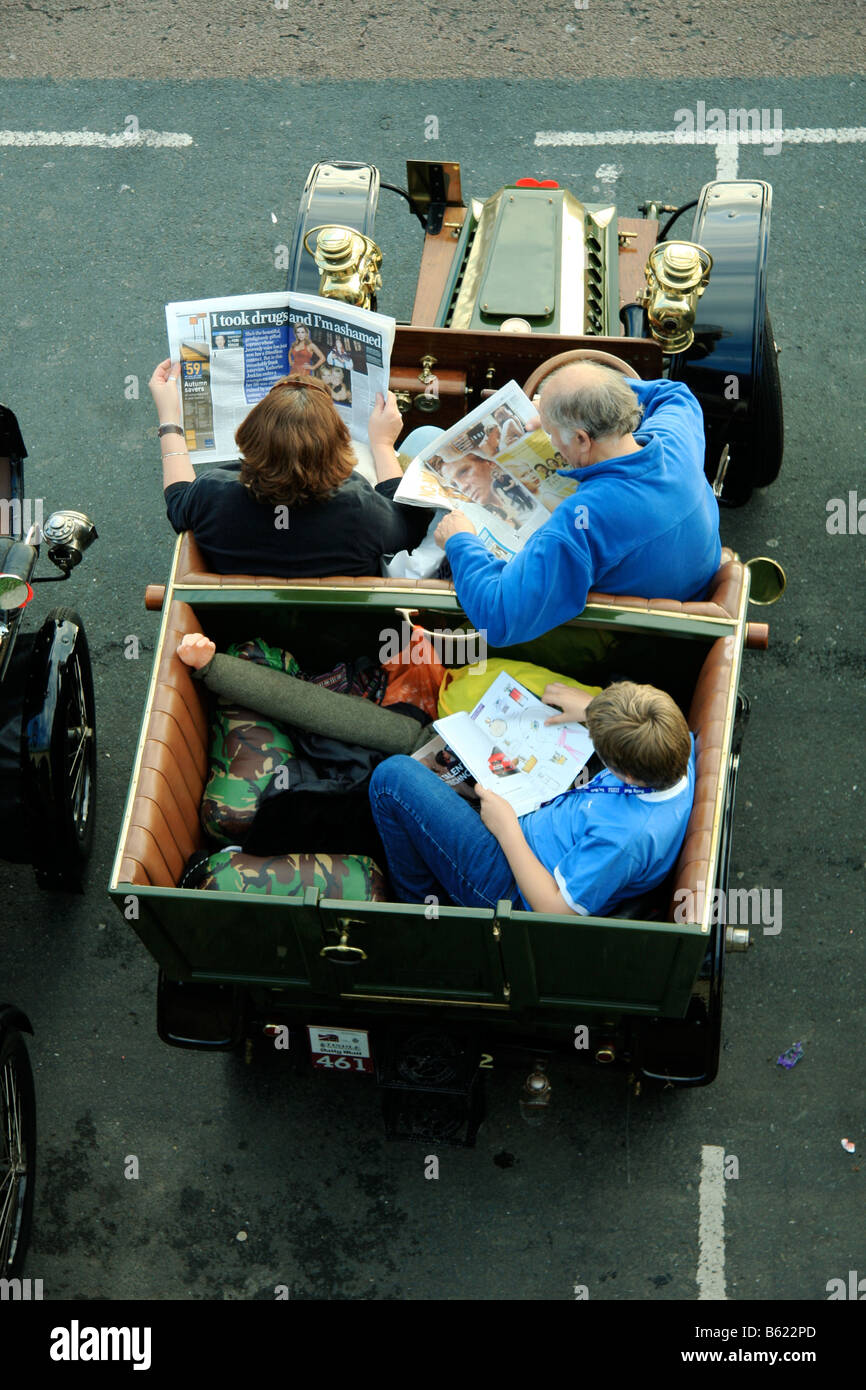La lettura di carte IN OPEN TOP CAR Londra a Brighton auto d'epoca, eseguire Foto Stock