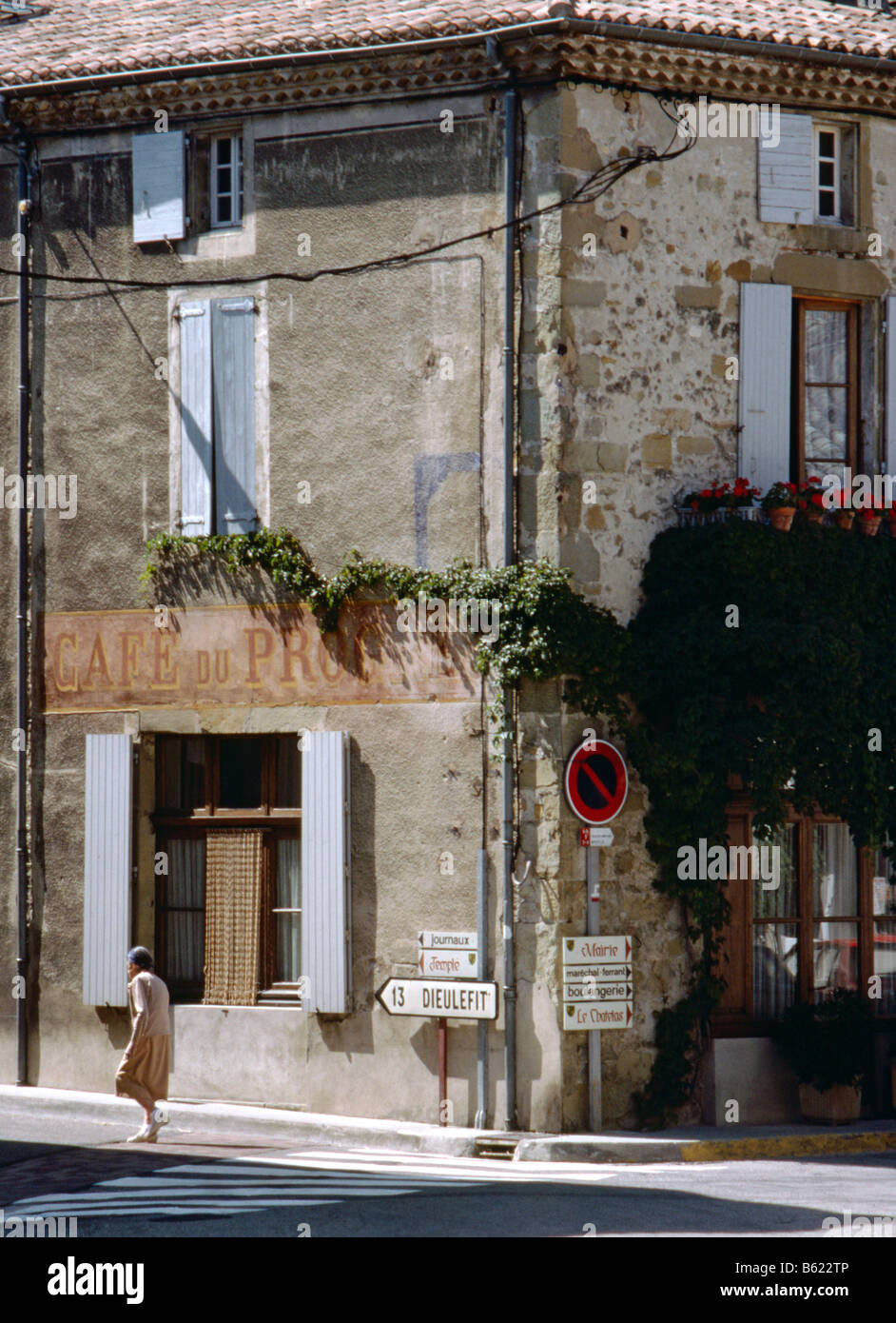 Una caffetteria e segnaletica stradale nel villaggio di Bourdeaux paga Bourdeaux Dipartimento Drome Northern Provence Francia Foto Stock