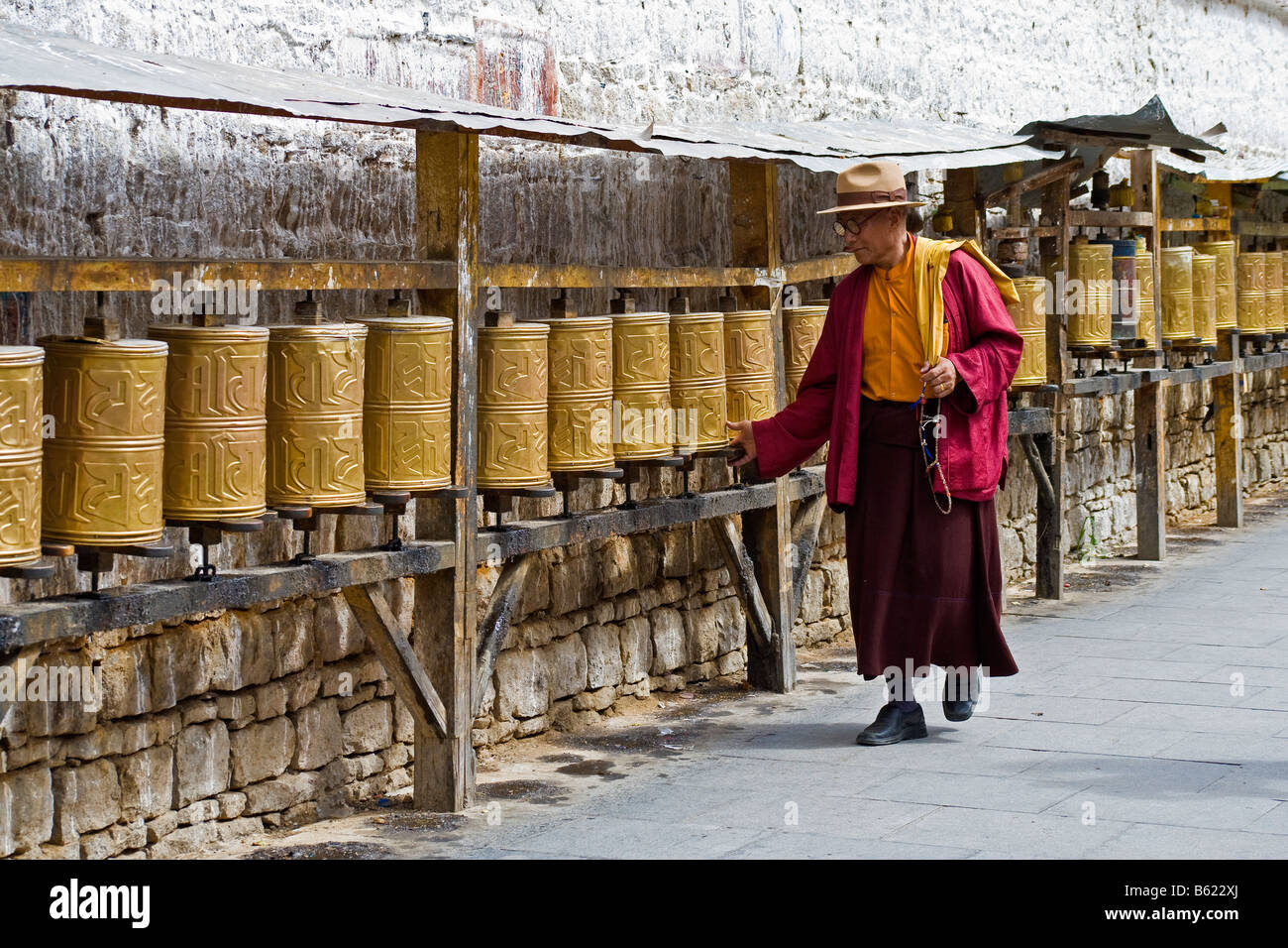 Monaco tibetano perline di contenimento e la filatura ruote della preghiera lungo la strada al di sotto del palazzo del Potala, Lhasa, in Tibet. JMH3750 Foto Stock