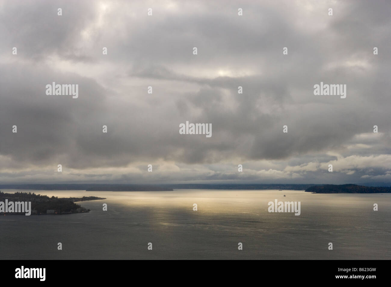 Vista sul Puget Sound al tramonto dalla cima dello Space Needle, Seattle, Washington, Stati Uniti d'America Foto Stock