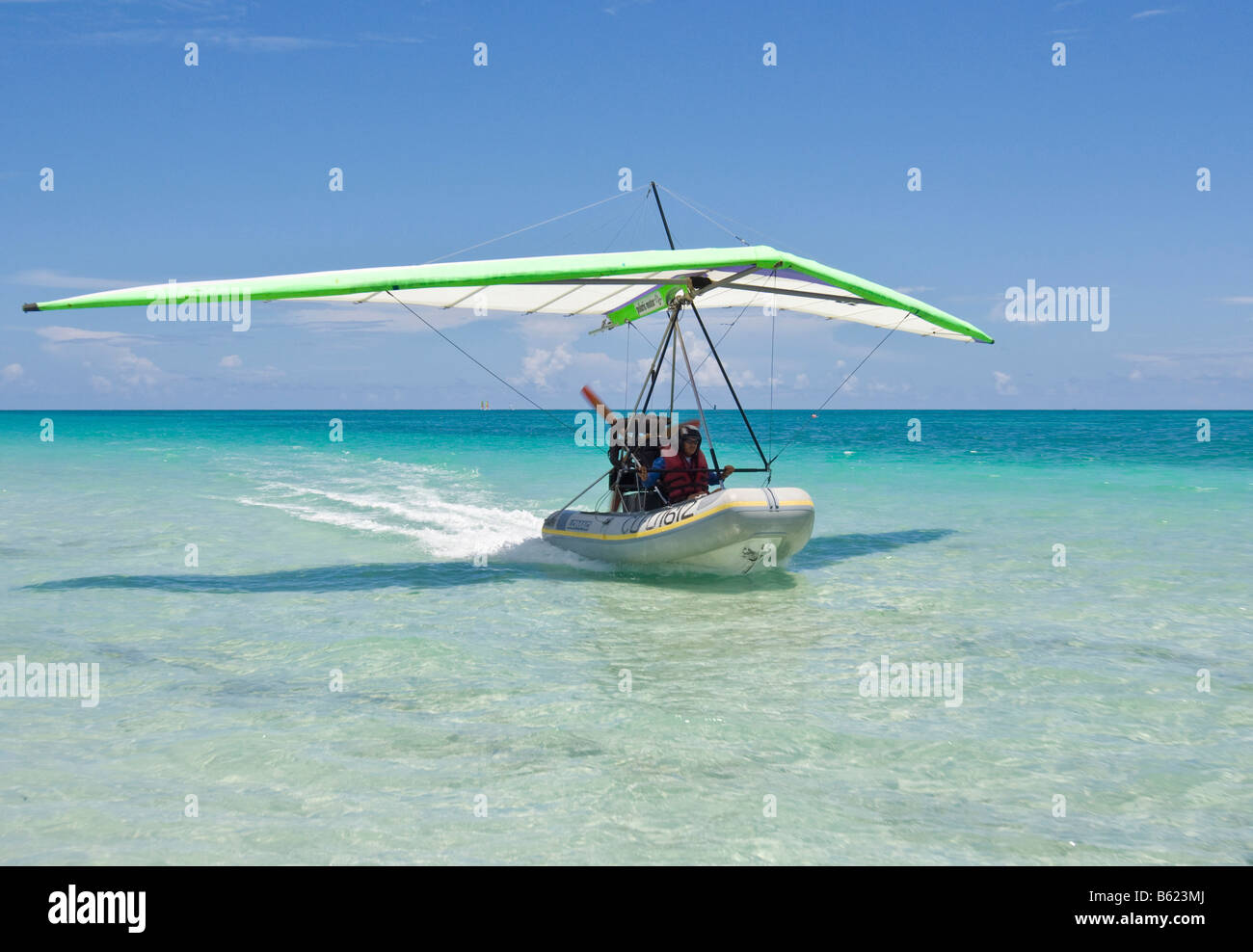 Motorizzato di deltaplano atterraggio sul mare, UL-Trike, ultra leggero in aereo con una vita in barca, Varadero, Cuba, Caraibi, UNA CENTRALE Foto Stock