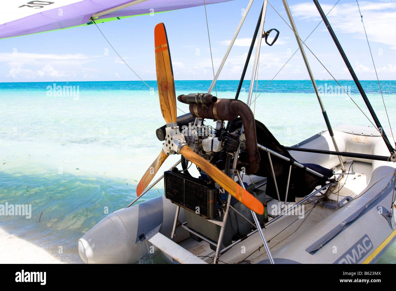 Motore di motorizzato di deltaplano, UL-Trike, ultra leggero in aereo con una vita in barca, Varadero, Cuba, Caraibi, America centrale, Foto Stock