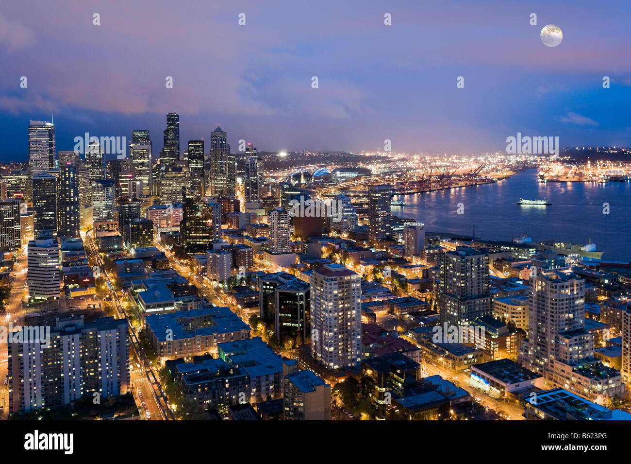 Veduta della Baia di Elliott e la città di notte dalla cima dello Space Needle, Seattle, Washington, Stati Uniti d'America Foto Stock