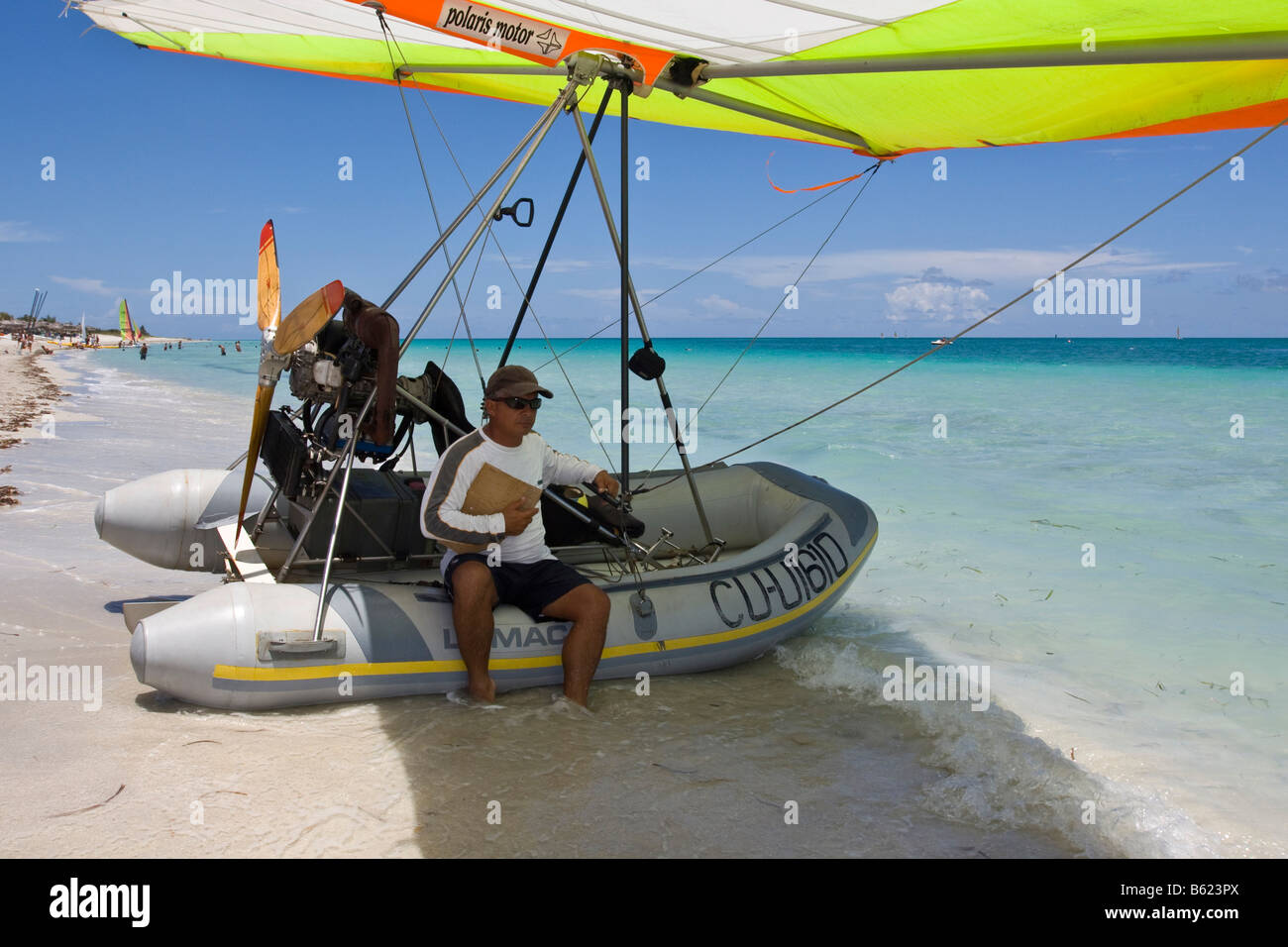 Pilota di motorizzato di deltaplano in attesa di passeggeri su una spiaggia, UL-Trike, ultra leggero in aereo con una vita in barca, Varadero, Foto Stock