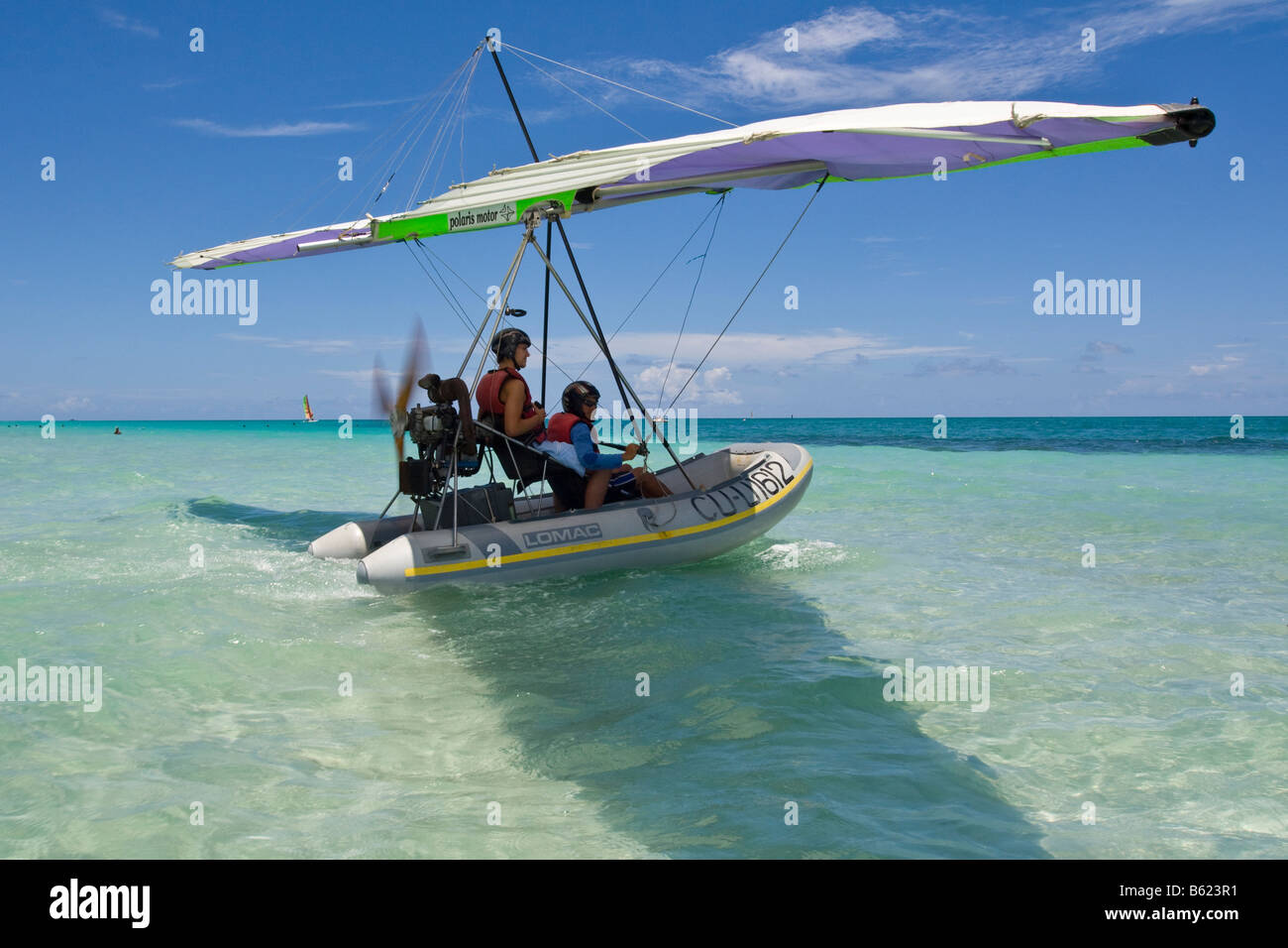 Motorizzato di deltaplano a partire con un passeggero su una spiaggia, UL-Trike, ultra leggero in aereo con una vita in barca, Varadero, Cuba, Ca Foto Stock