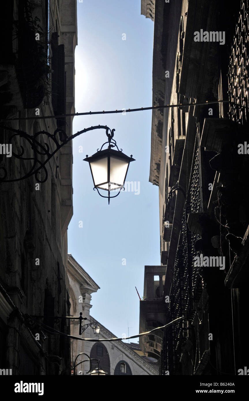 Lampione in uno stretto vicolo, Rialto, Venezia, Italia e Europa Foto Stock