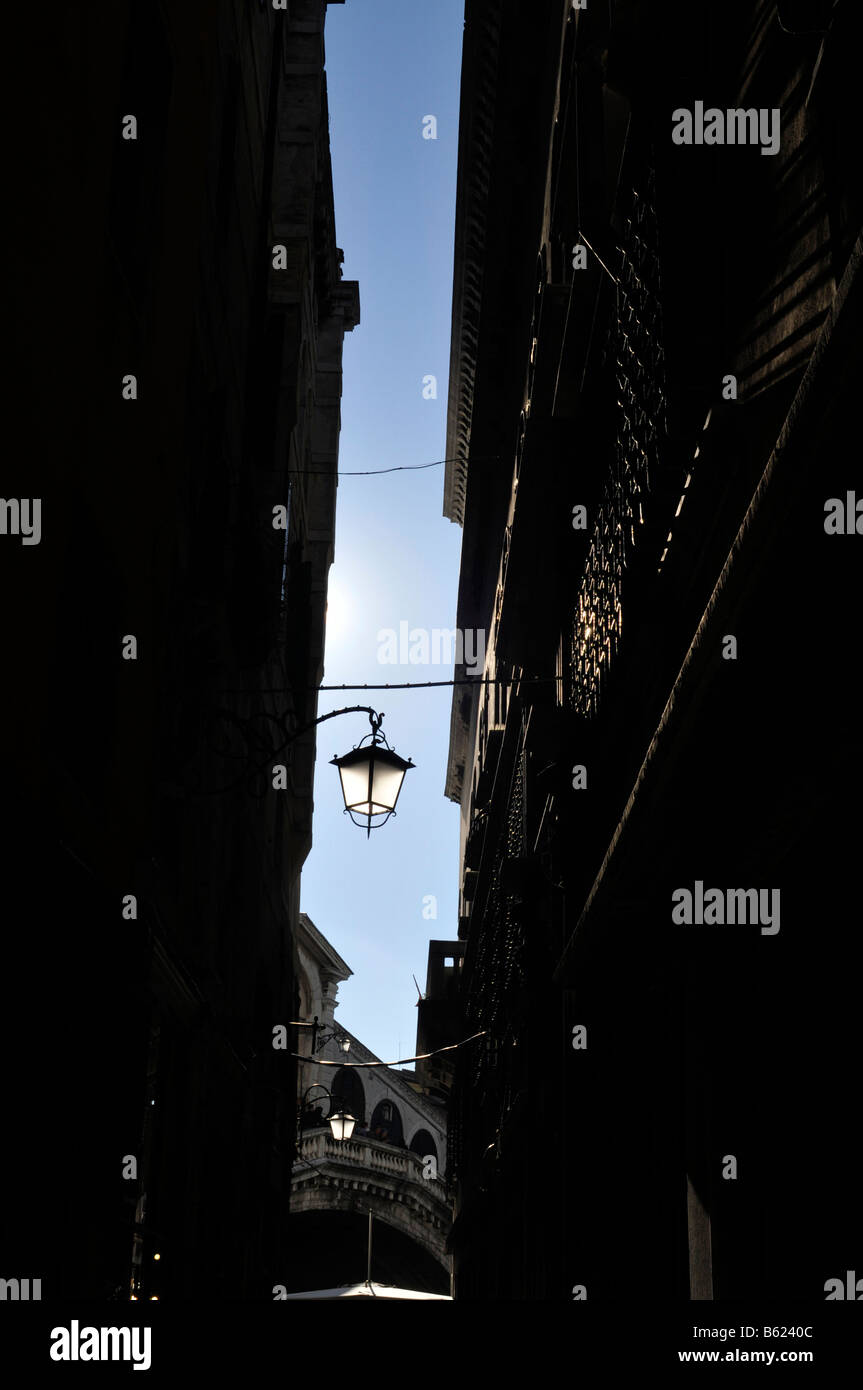 Lampione in uno stretto vicolo, Rialto, Venezia, Italia e Europa Foto Stock