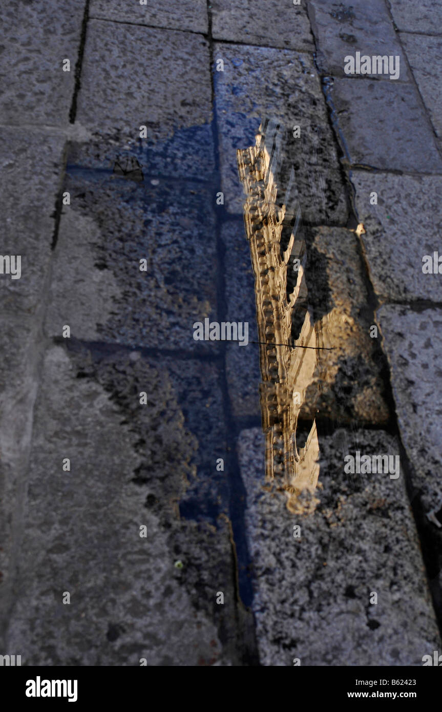 Acqua di riflessione del Palazzo, il Ponte di Rialto, Venezia, Italia e Europa Foto Stock