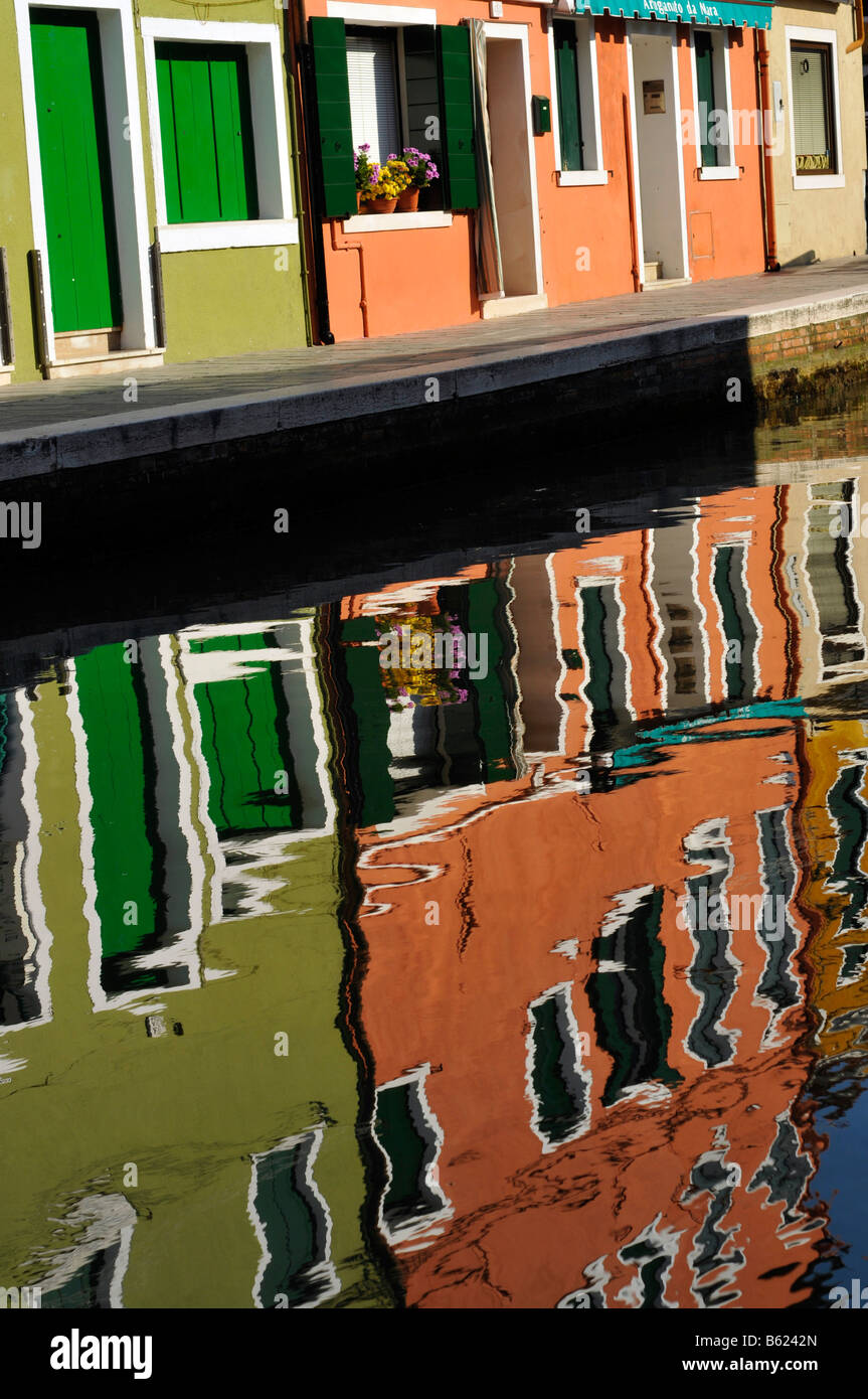 Colorate case di riga riflessa nell'acqua, Isola di Burano vicino a Venezia, Italia e Europa Foto Stock