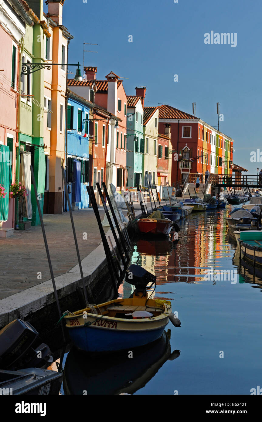 Riga di colorate case lungo un canale con barche, Isola di Burano vicino a Venezia, Italia e Europa Foto Stock