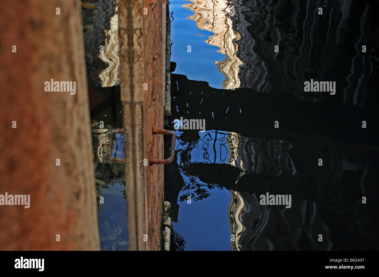 La riflessione di facciate in acqua, Venezia, Italia e Europa Foto Stock