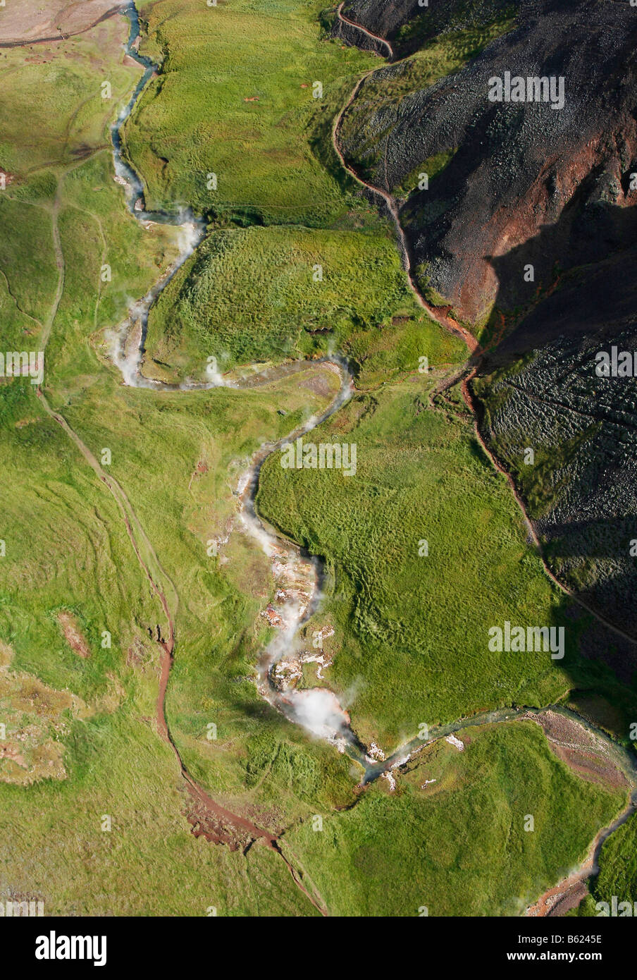 Vista aerea della zona geotermica di Hveragerthi, Hveragerdi, con un meandro di caldo, flusso di vapore, Islanda, Europa Foto Stock