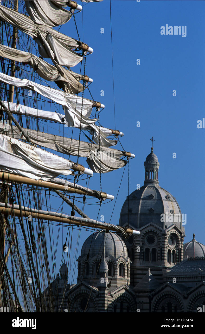 Le cupole della Nouvelle cattedrale principale e piloni, vele e manovre di un Tall Ship nel porto di Marsiglia, Francia Foto Stock