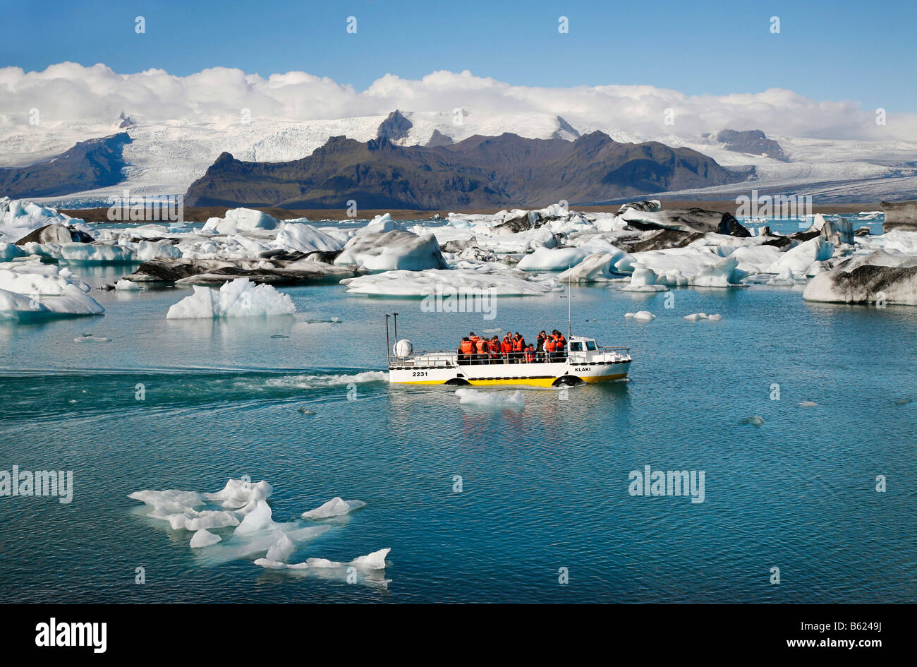 In Joekulsarlon laguna glaciale del ghiacciaio Vatnajoekull, persone che viaggiano in una barca tra gli iceberg galleggianti, whi Foto Stock