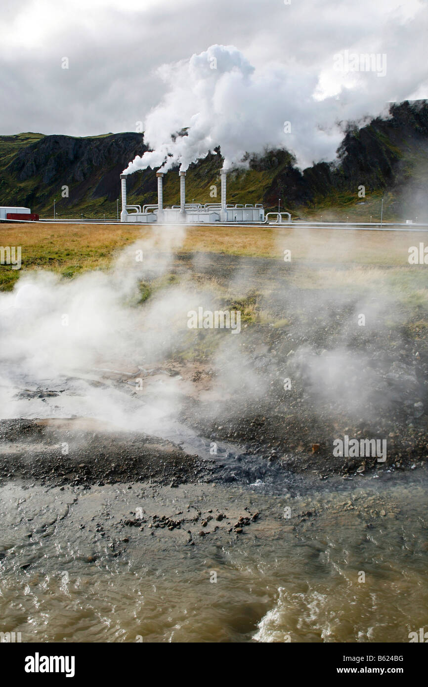 Con flussi di acqua calda nella parte anteriore del Nesjavelli stazione elettrica geotermica, che eroga energia attraverso lunghe tubazioni e potenza- Foto Stock